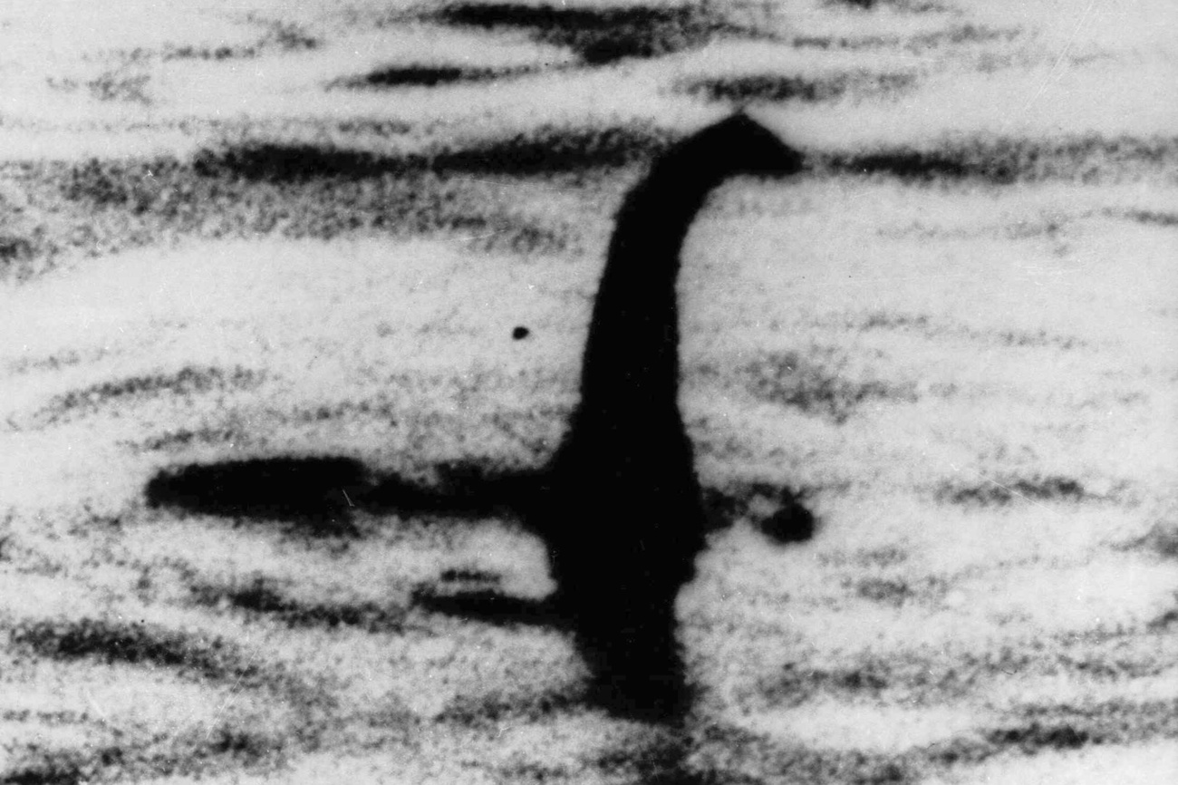 Cette photo non datée montre une forme que certaines personnes interprètent comme étant le monstre du Loch Ness, en Ecosse.