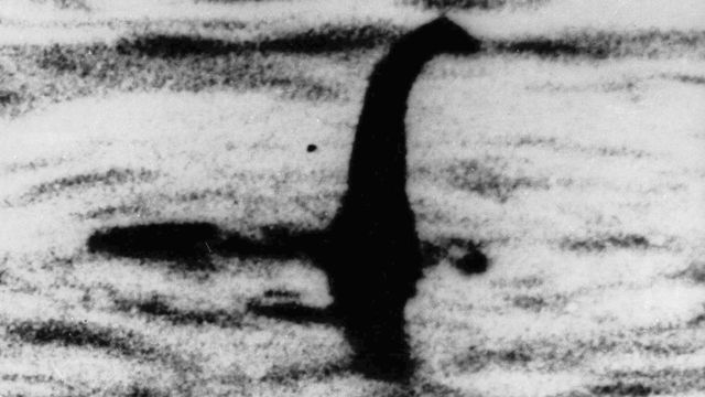 Cette photo non datée montre une forme que certaines personnes interprètent comme étant le monstre du Loch Ness, en Ecosse. [AP Photo/File - Keystone]