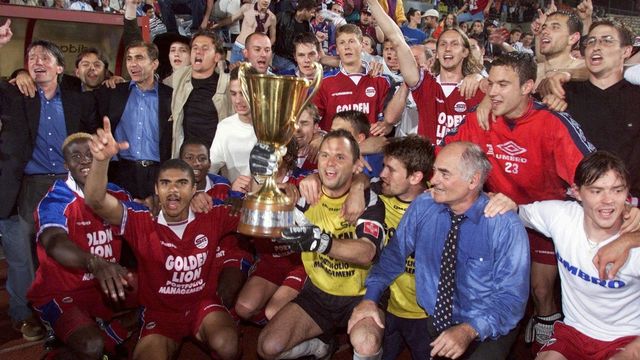 2 juin 1999, la joie des Servettiens, qui sont ce soir-là devenus les derniers champions de Suisse avec un accent romand. C'était il y a 23 ans... [Keystone]