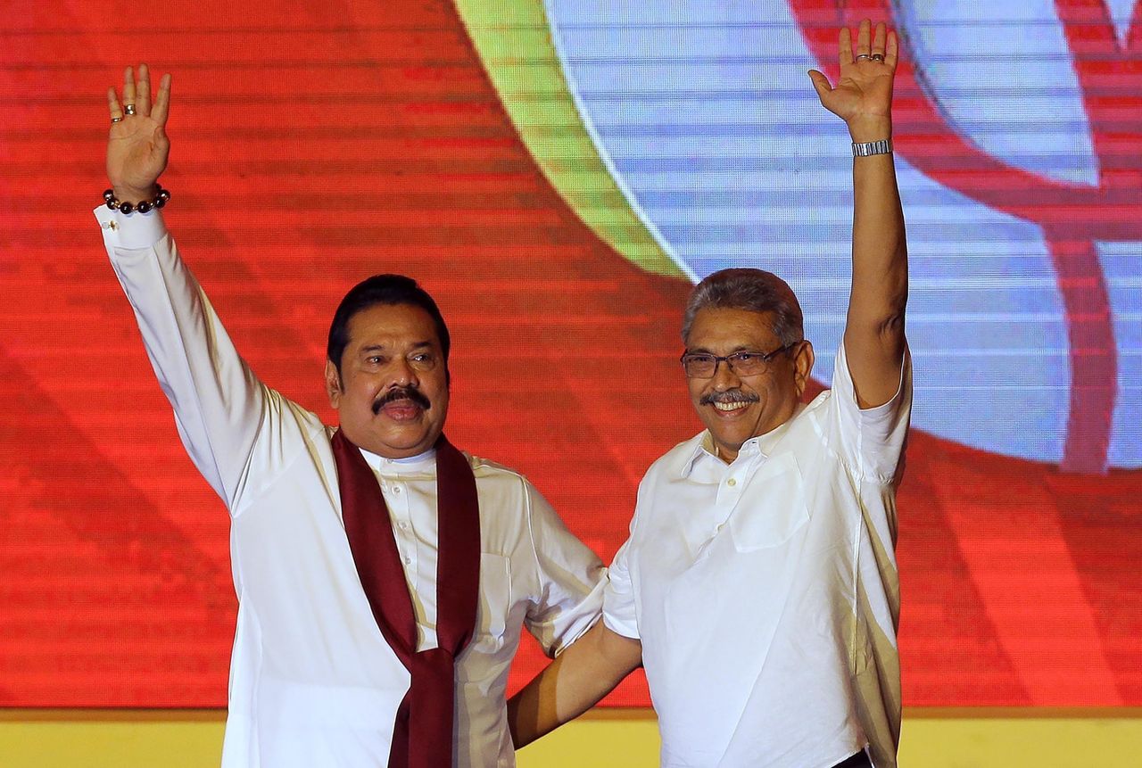 Mahinda et Gotabaya Rajapaska durant une réunion publique en 2019. [AP Photo/Eranga Jayawardena - Keystone]
