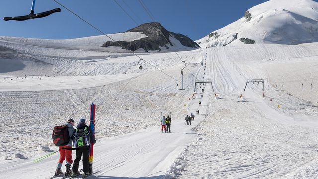 Contrairement à 2019 (photo), la neige est insuffisante pour skier sur le glacier de Saas Fee cet été. [Jean-Christophe Bott - Keystone]
