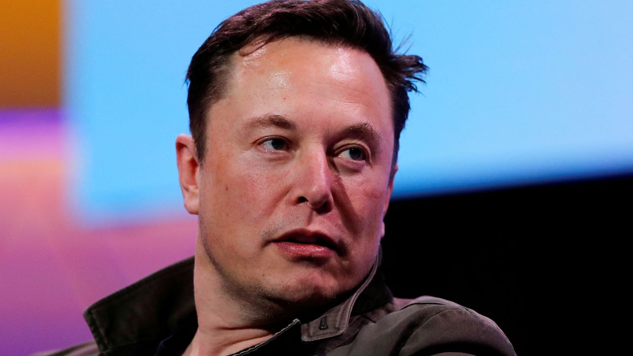 Elon Musk est poursuivi par Twitter, qu'il disait vouloir racheter [Mike Blake/File Photo - Reuters]