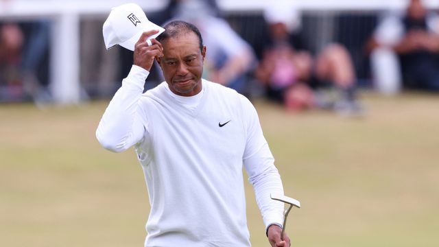 Tête baissée, Tiger Woods a quitté le parcours du British Open dès la 2e tour. [Robert Perry - Keystone]