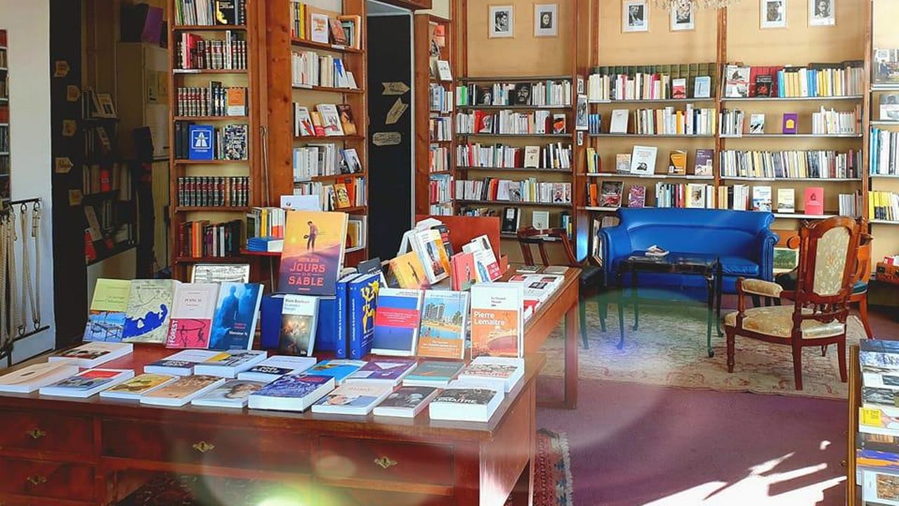 La librairie "Le rameau d'or" à Genève. [Le rameau d'or - https://www.facebook.com/lerameaudorlibrairie/photos/]