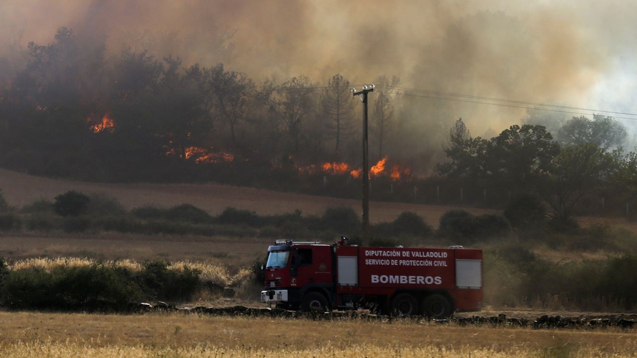 Un camion de pompiers se trouve à proximité d'un feu de forêt le 18 juin 2022 en Espagne [Isabel Infantes - REUTERS]