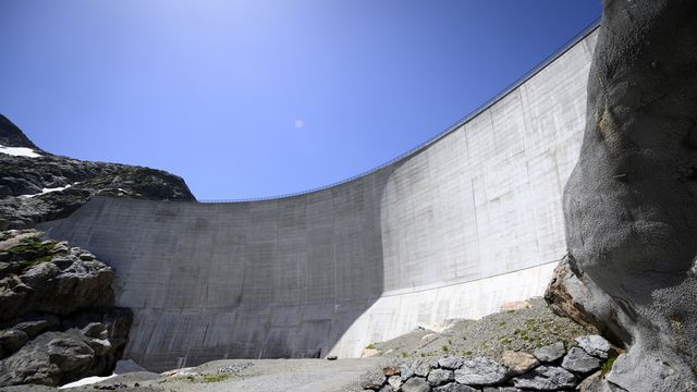 Le barrage rehaussé du Vieux-Emosson, photographié le 18 juin 2022 a Finhaut dans la vallée du Trient. [Laurent Gillieron - KEYSTONE]