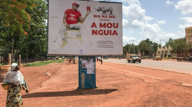 Des grands panneaux publicitaires ont fleuri à Bangui. [Samuel Burri - SRF]