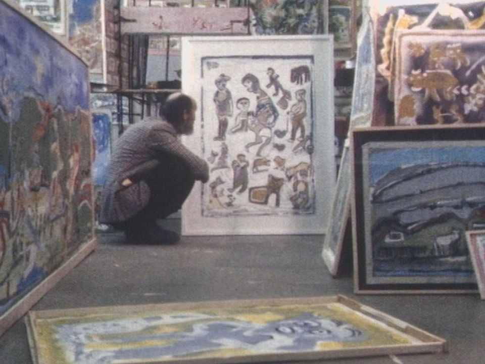 L'artiste peintre naïf Hans Krusi parmi ses oeuvres en 1984. [RTS]