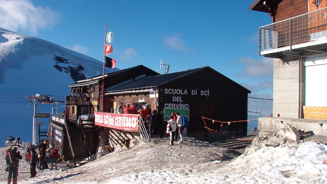 Le refuge des Guides du Cervin (3458m) est déchiré entre le Val d'Aoste et le Haut-Valais depuis 2018. [DR - Domaine public]
