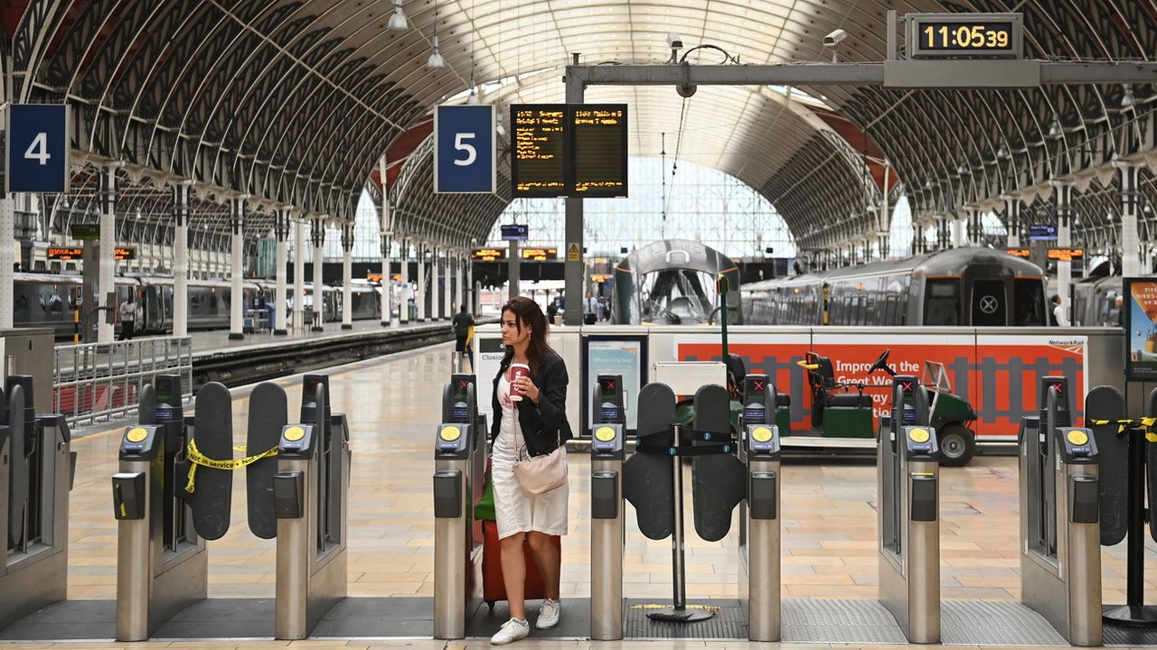La gare londonienne de Paddington pratiquement à l'arrêt, mercredi 27.07.2022. [Neil Hall - EPA/Keystone]