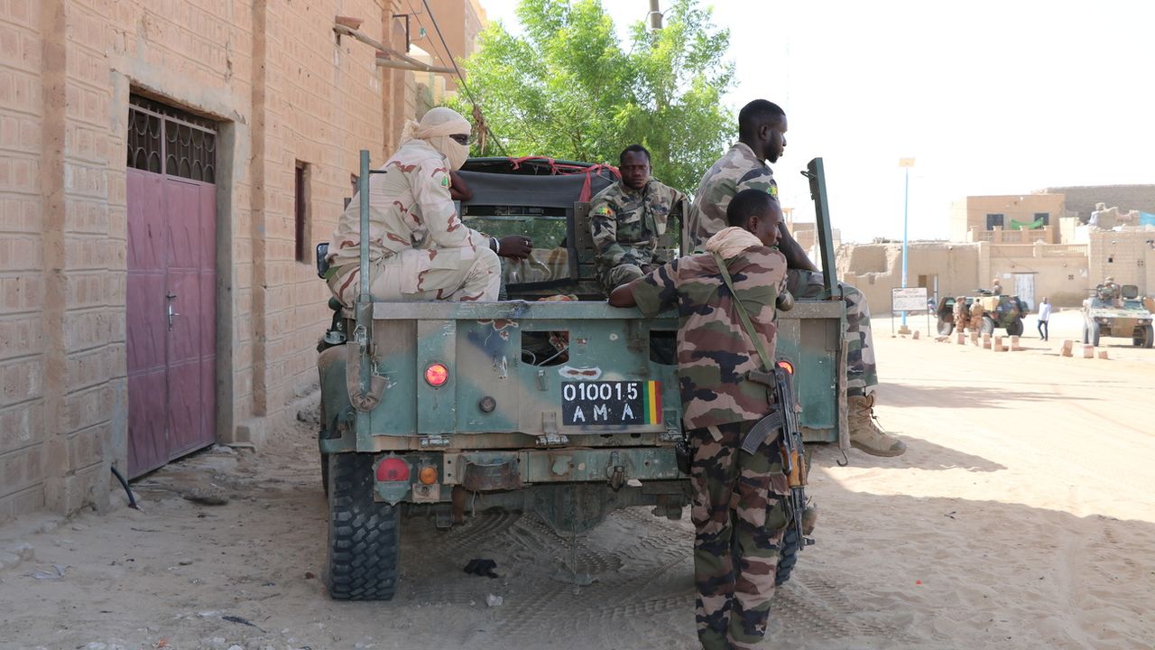 Attaque kamikaze au coeur du pouvoir malien, incursions de plus en plus au sud: les djihadistes de la nébuleuse sahélienne d'Al-Qaïda ont accentué ces derniers jours la pression sur la junte malienne, avec une coordination des opérations inédite. [MOULAYE SAYAH - KEYSTONE]