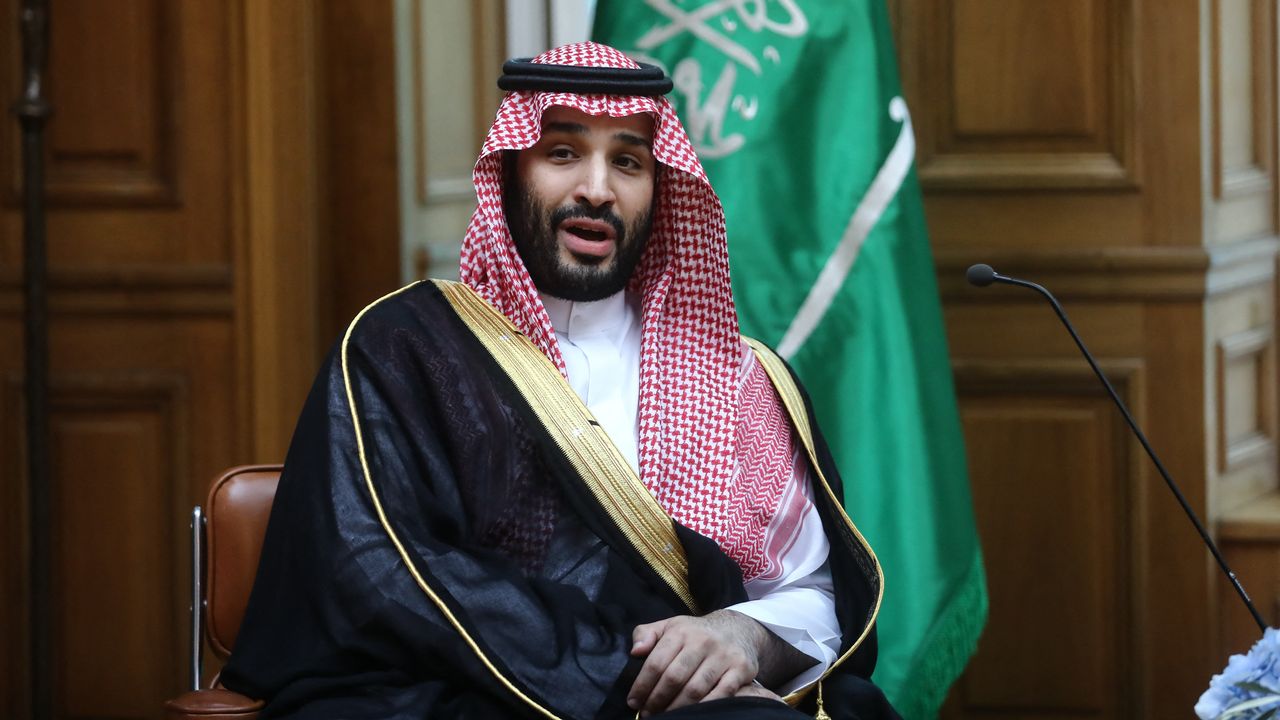 Emmanuel Macron reçoit le prince héritier saoudien qui poursuit sa "réhabilitation". [DIMITRIS KAPANTAIS - SOOC VIA AFP]