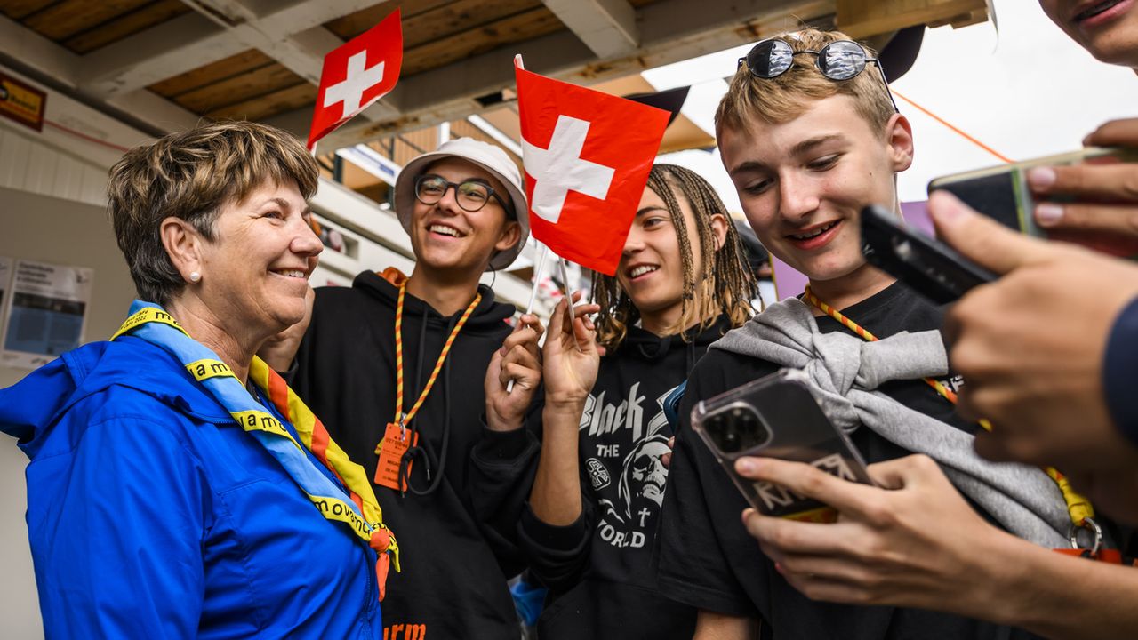 Viola Amherd en compagnie de quelques scouts du camp d'Ulrichen (VS), le 30.07.2022. [Jean-Christophe Bott - Keystone]