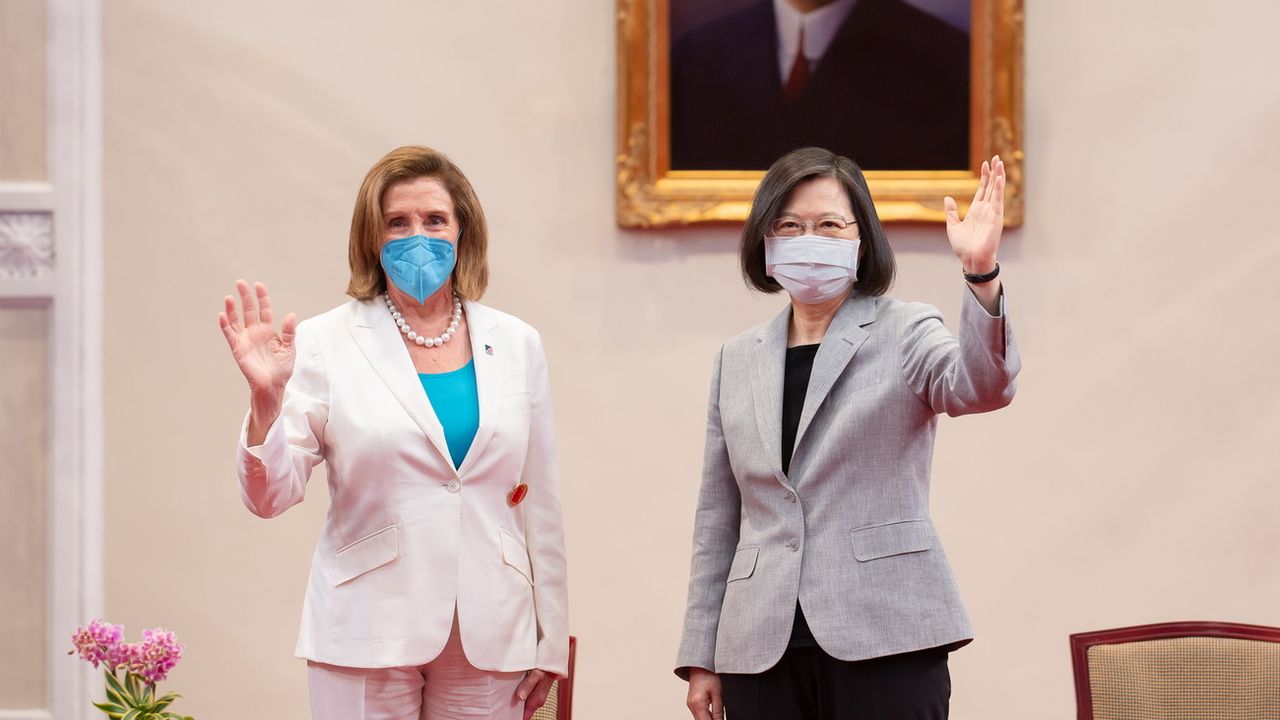 La présidente de la Chambre des représentants Nancy Pelosi (droite) avec la présidente de Taïwan Tsai Ing-wen. [Taiwan Presidential office - EPA]