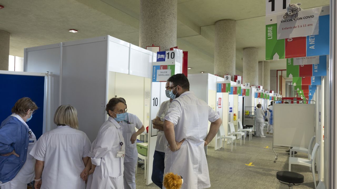 Des soignants dans un centre de vaccination à Genève. [Salvatore Di Nolfi - Keystone]