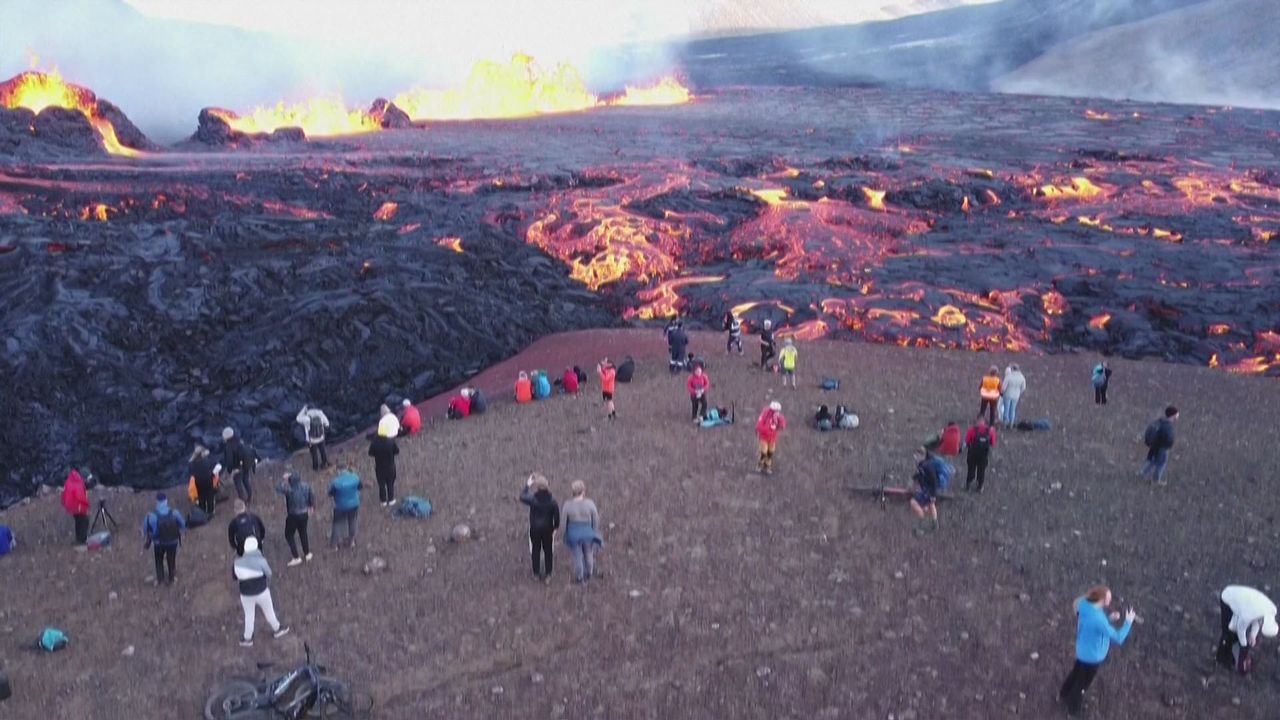 Une centaine de curieux se sont déplacés sur la zone de l'éruption, près de Reykjavik [RTS]