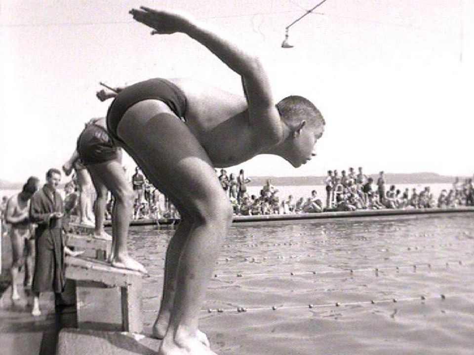 Concours scolaire de natation à Neuchâtel en 1963. [RTS]