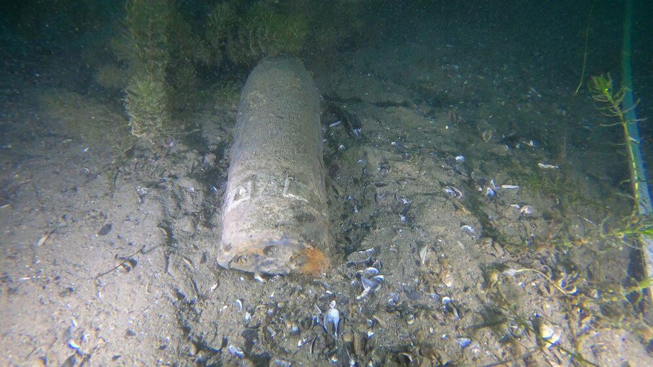 Obus de lance-mines de la Première Guerre mondiale repêché dans le lac à Zurich. [Police de la Ville de Zurich]