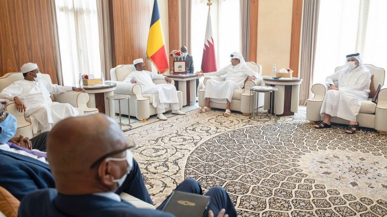 Mahamat Idriss Deby en compagnie des autorités du Qatar, le 06.08.2022 à Doha. [Amiri Diwan of the State of Qatar - Anadolu Agency/AFP]