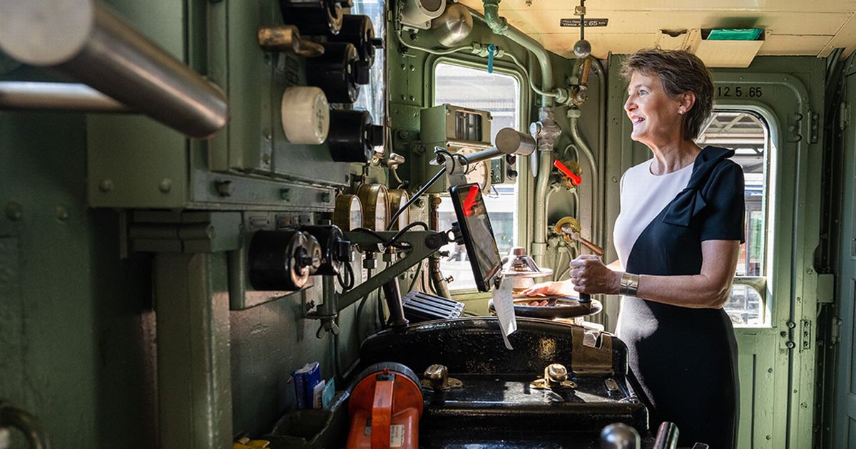 Simonetta Sommaruga célèbre les 175 ans du chemin de fer en Suisse à bord d'un train historique