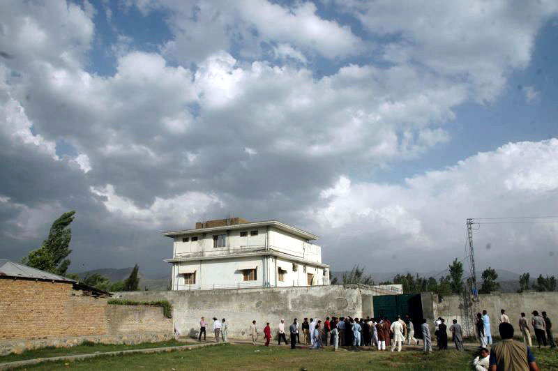 Vue du complexe fortifié situé à Abbottabad (Pakistan), où Oussama ben Laden a été tué par un commando de l'US Navy le 2 mai 2011. Après l'opération, nombre de commentateurs font remarquer que le chef d'Al-Qaïda n'aurait pas pu vivre dans cette petite ville chic, à proximité des meilleures écoles militaires du pays, sans le soutien des services de renseignement pakistanais.