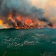 Mercredi 10 août: un mois après le début d'un gigantesque incendie dans le sud-ouest de la France, le feu a repris avec vigueur en Gironde et avait déjà dévoré mercredi 6000 hectares de forêt, provoquant l'évacuation de 8000 personnes.  [SDIS 33 Service Audiovisuel via AP - Keystone]