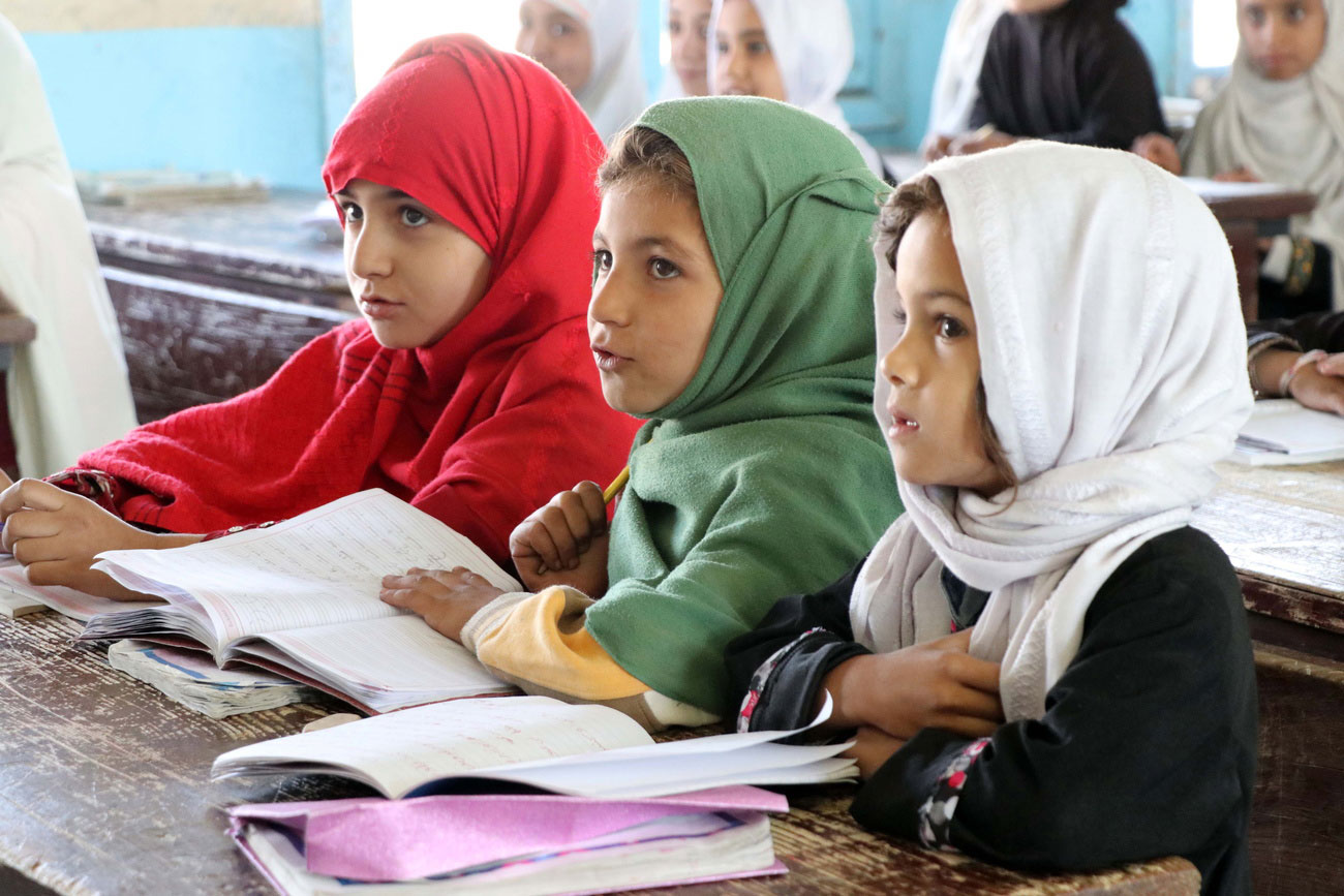 Des écolières afghanes à Kandahar, Afghanistan, le 18 octobre 2021. Les talibans ont ouvert les portes des écoles aux garçons dans tout le pays le 18 septembre 2021, mais ont interdit aux filles de plus de 12 ans d'assister aux cours. Pour contourner cette interdiction, des écoles secondaires clandestines ont vu le jour.