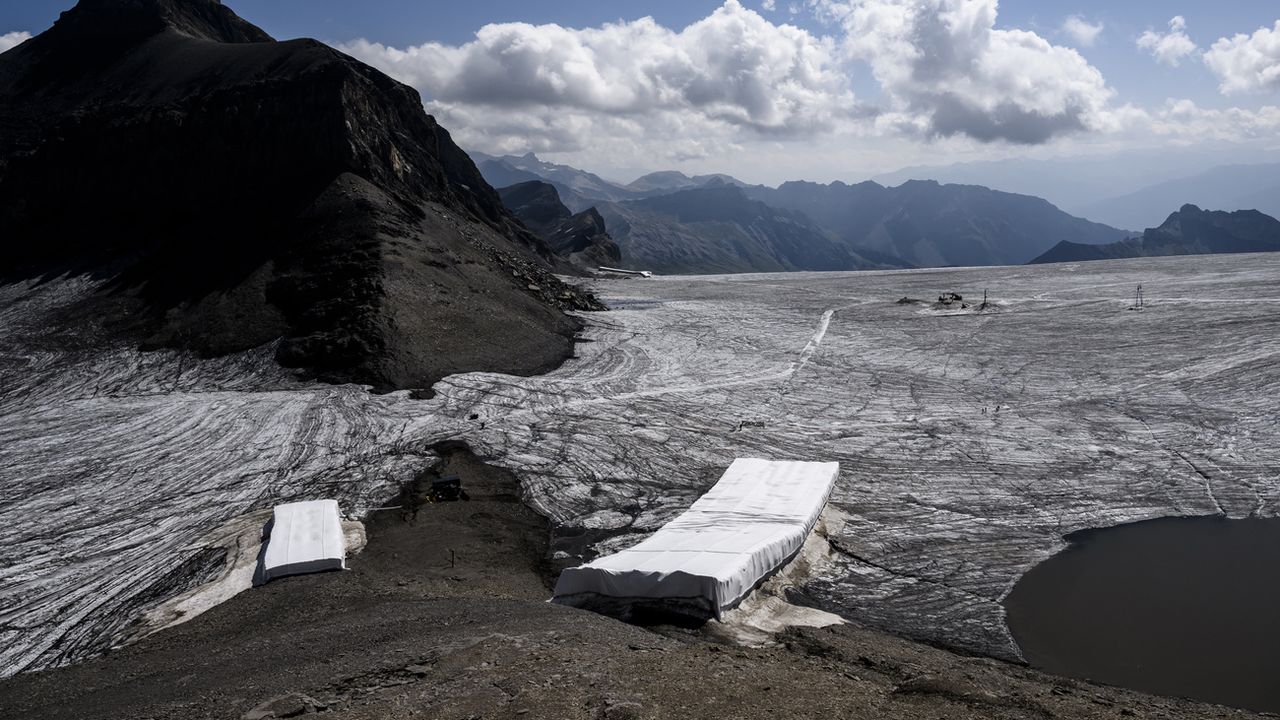 Sous la glace depuis 2000 ans, le col de Tsanfleuron refait surface. [JEAN-CHRISTOPHE BOTT - KEYSTONE]
