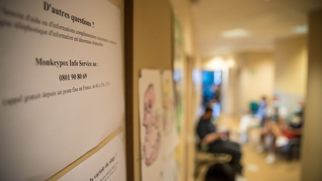Dans un centre de vaccination en France, des personnes attendent de se faire vacciner contre la variole du singe. [Christophe Petit Tesson - EPA]