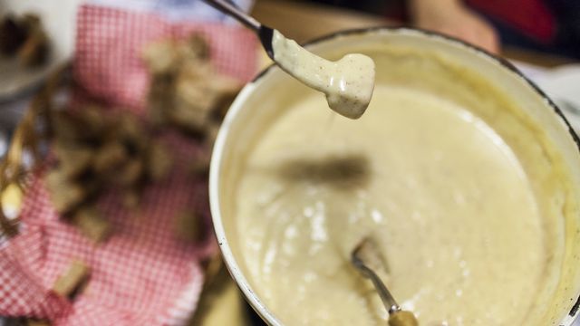Dans une Suisse autosuffisante, faudrait-il manger de la fondue à tous les repas? [Gaetan Bally - Keystone]