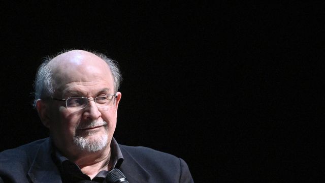 L'écrivain Salman Rushdie lors de la présentation publique d'un de ses livres, à Vienne. [Herbet Neubauer - Keystone/APA]