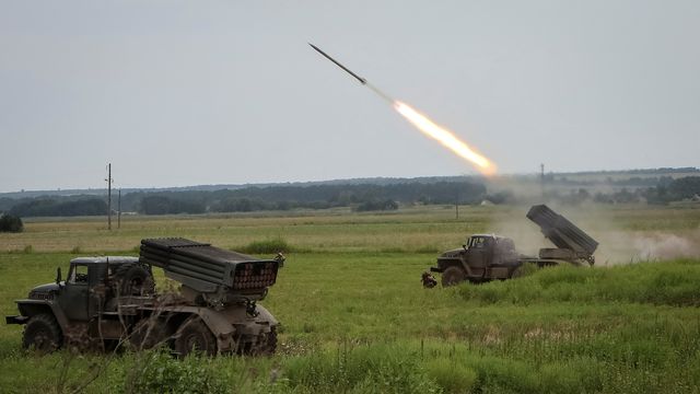Des lance-roquettes ukrainiens de type Grad en action à l'est de l'Ukraine, le 12 août 2022.  [Vyacheslav Madiyevskyy - Reuters]