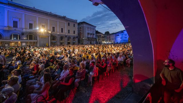 Vue d'une projection sur la Piazza Grande, le 9 août 2022 au Festival du film de Locarno. [Urs Flueeler - Keystone]