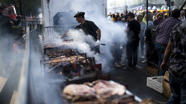L'Argentine, connue pour la qualité de sa viande rouge, a accueilli dimanche son quatrième championnat national d'"asado" (barbecue). [Rodrigo Abd - Keystone]