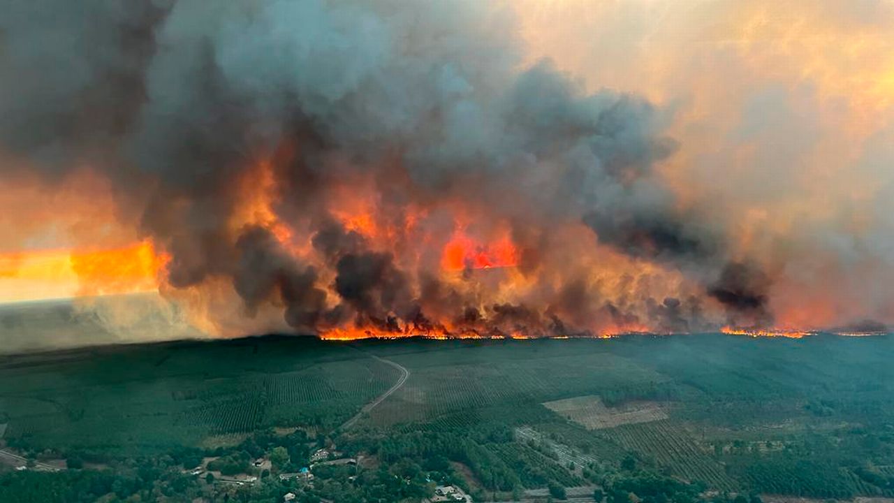 Mercredi 10 août: un mois après le début d'un gigantesque incendie dans le sud-ouest de la France, le feu a repris avec vigueur en Gironde et avait déjà dévoré mercredi 6000 hectares de forêt, provoquant l'évacuation de 8000 personnes.  [SDIS 33 Service Audiovisuel via AP - Keystone]