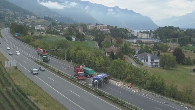 Des gros moyens ont été mobilisés pour dégager la chaussée de l'autoroute A9 après qu'un camion s'est renversé près de Vevey le 15 août 2022. [RTS]