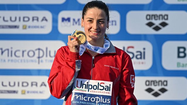 Lisa Mamié brandit sa médaille d'or. [Alberto Pizzoli - AFP]