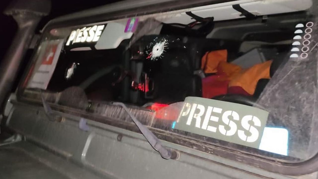 La voiture du photojournaliste attaquée en Ukraine. [Sergiy Tomilenko, President of the National Union of journalists of Ukraine sur Twitter]