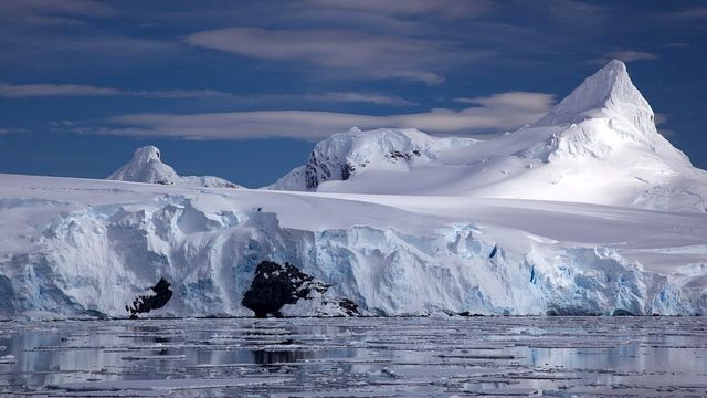 Glacier sur la côte de l'Antarctique [Jason Auch - Wikipedia]