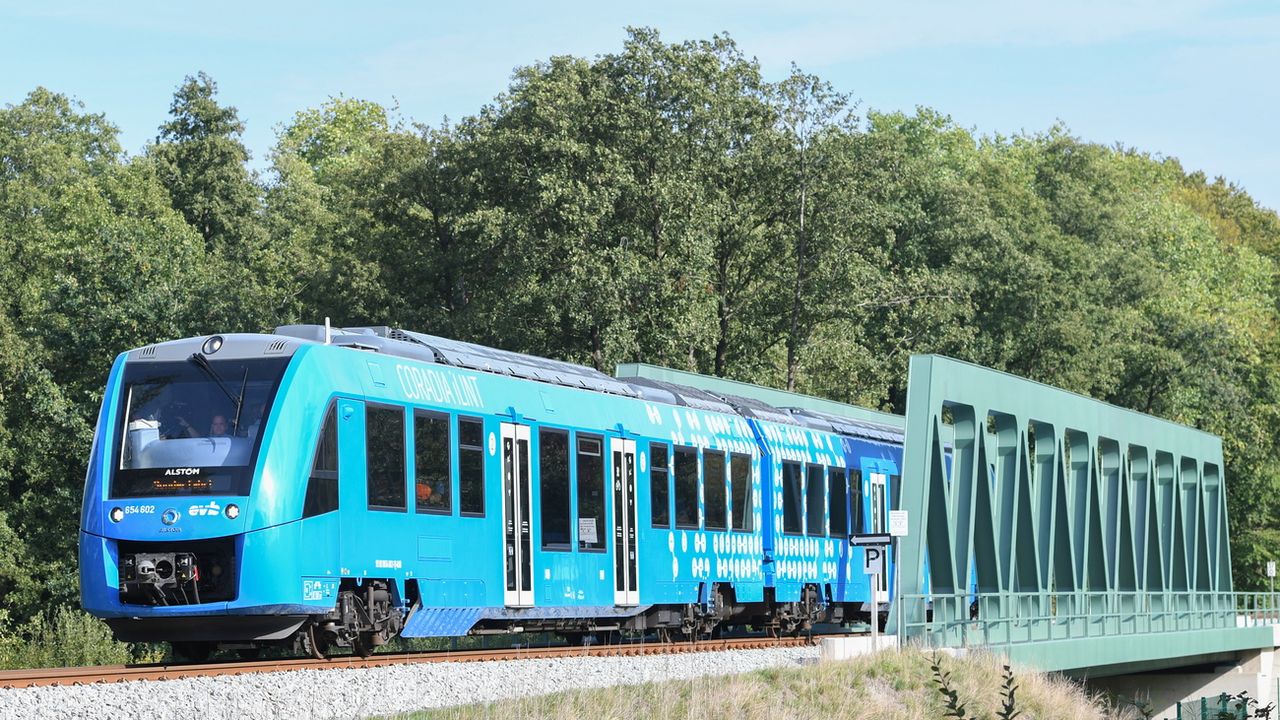 Une rame à hydrogène Coradia iLint d'Alstom à Bremervörde, dans le nord de l'Allemagne. [David Hecker - EPA/Keystone]