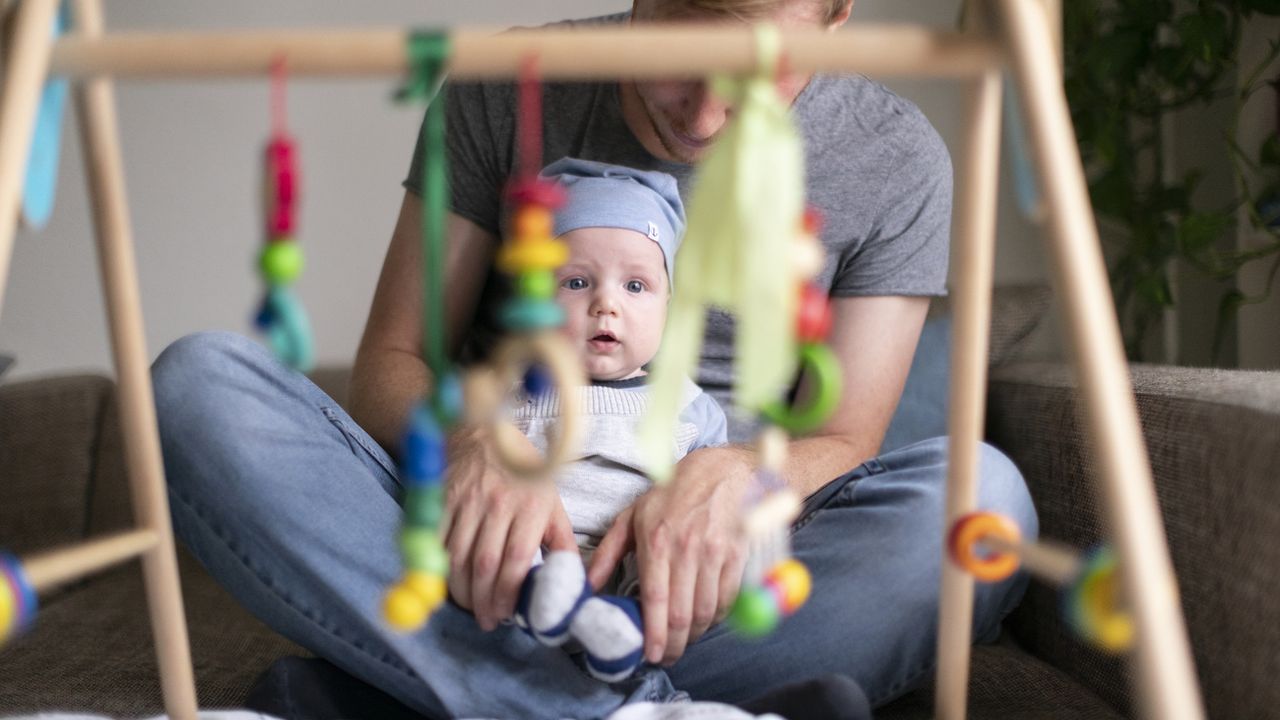 Les jeunes papas sont près de 70% à avoir profité du congé paternité suisse [Gaetan Bally - Keystone]