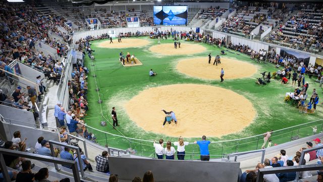 Des lutteurs participent a la Fete romande de lutte suisse dans la patinoire de la Lonza Arena le dimanche 26 juin 2022 a Viege. [Jean-Christophe Bott - Keystone]