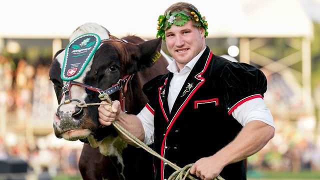Joel Wicki pose avec le taureau Magnus II, le premier prix de la Fête fédérale 2022. [Claudio Thoma - Freshfocus]