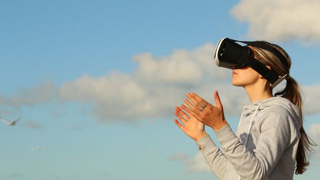 Femme avec un casque de réalité virtuelle [Bradley Hook - Pexels ]