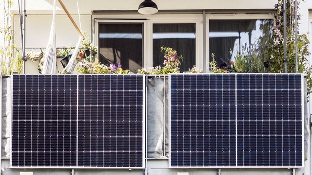Des panneaux photovoltaïques sur un balcon. [Serdynska - Depositphotos]