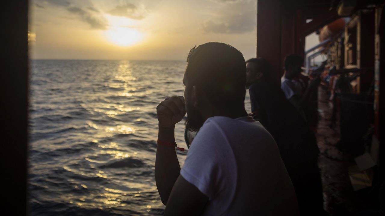 Environ 460 migrants sauvés par SOS Méditerranée sont toujours bloqués depuis plus d'une semaine en mer. [Jeremias Gonzalez - AP/Keystone]