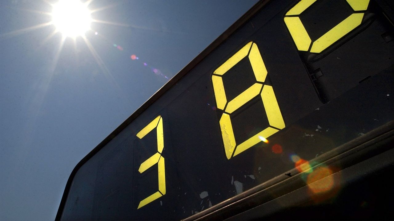 Un thermomètre numérique affichant 38 degrés, photographié sous le soleil le mardi 15 juillet 2003 à Gland, Vaud. [Laurent Gillieron - Keystone]