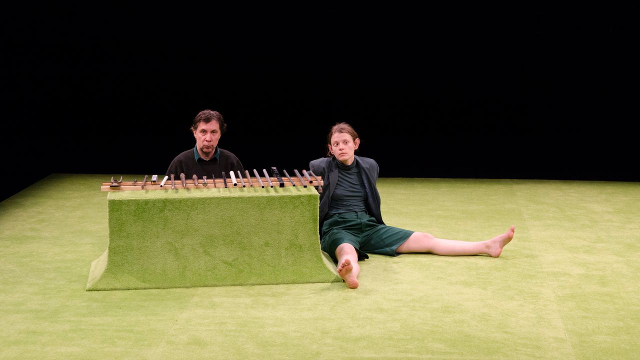 Le spectacle de Clara Delorme et Christian Garcia-Gaucher, "Malgrés". [© Cynthia Mai Ammann - Théâtre de Sévelin]