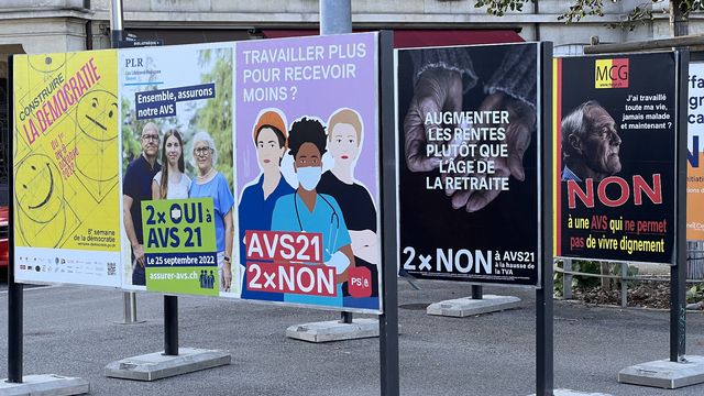 Les affiches sur la réforme de l'AVS prolifèrent, ici à Genève, alors que la campagne bat son plein. [Cécile Denayrouse - RTS]