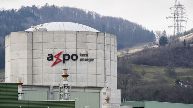 Le logo d'Axpo sur la centrale nucléaire de Beznau. [Ennio Leanza - Keystone]